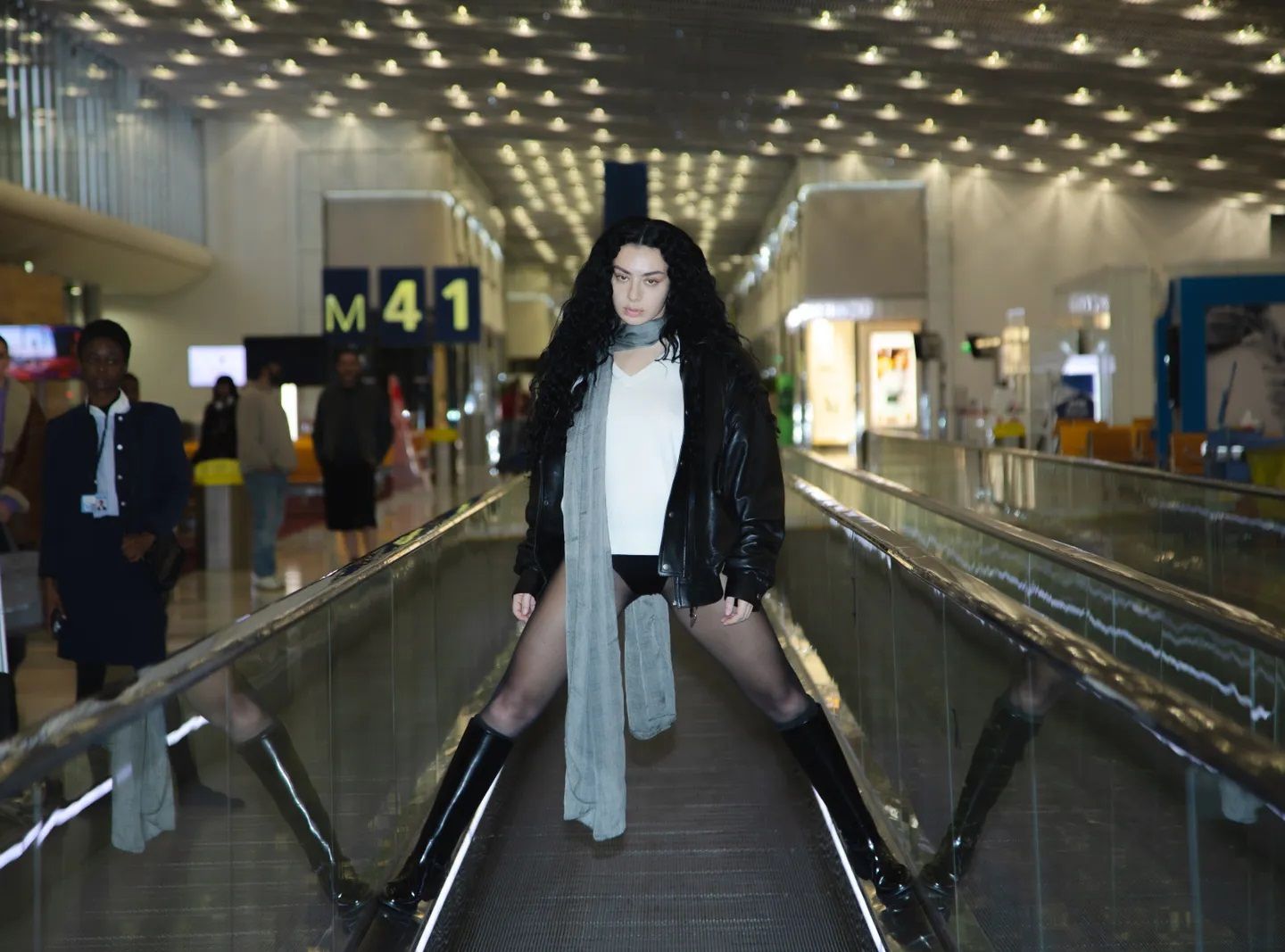 Танцы Charli XCX в аэропорту и клип режиссёра «Тихони» для Пи Джей Харви. Музыкальные релизы недели