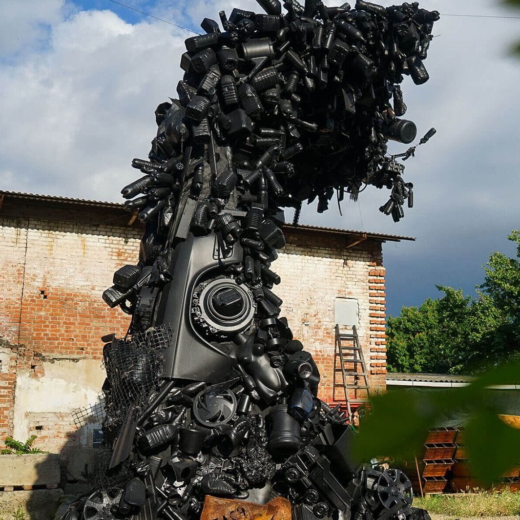 В Краснодаре появилась «Волна» — самая большая инсталляция из мусора в мире