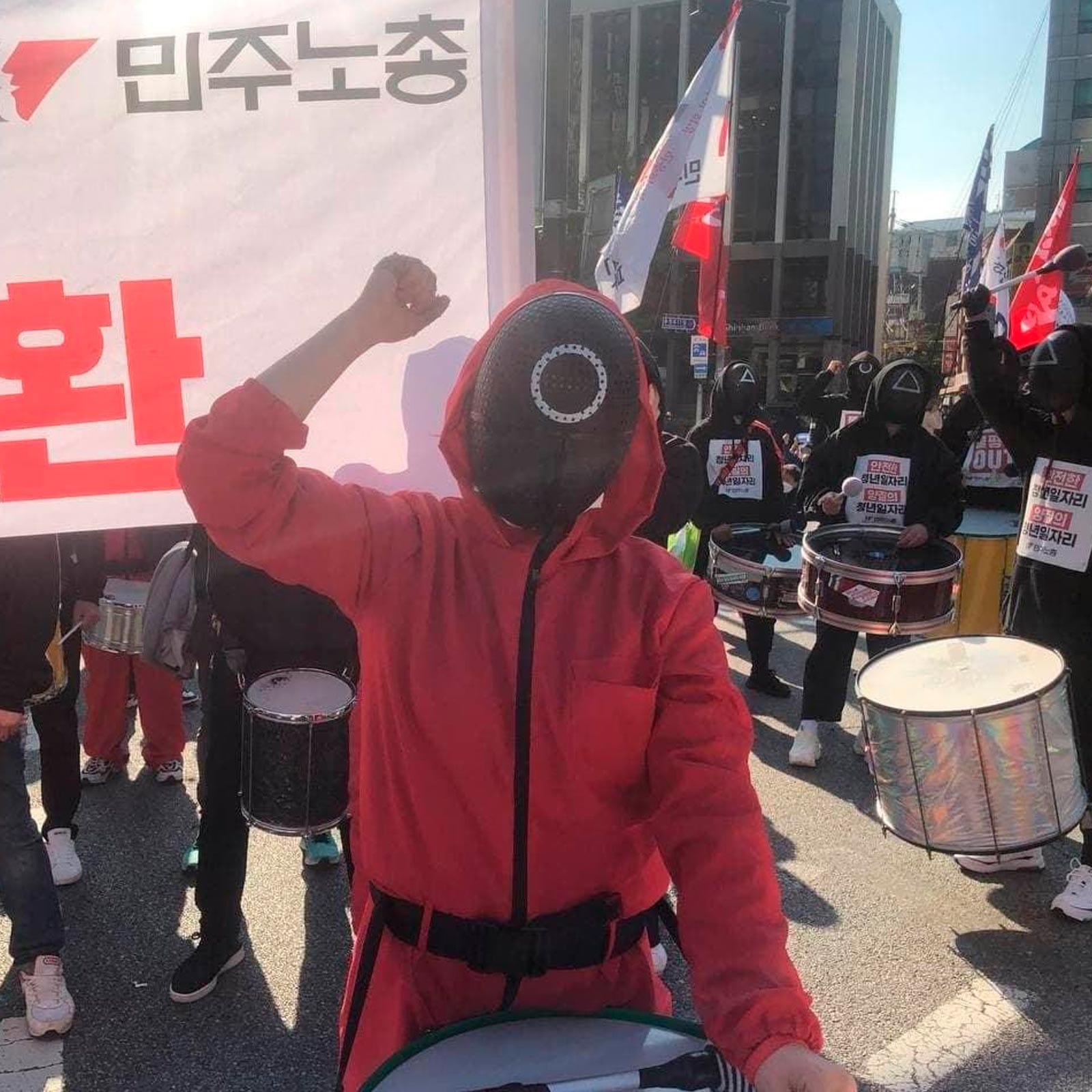 «Игра в кальмара» стала символом южнокорейских протестов