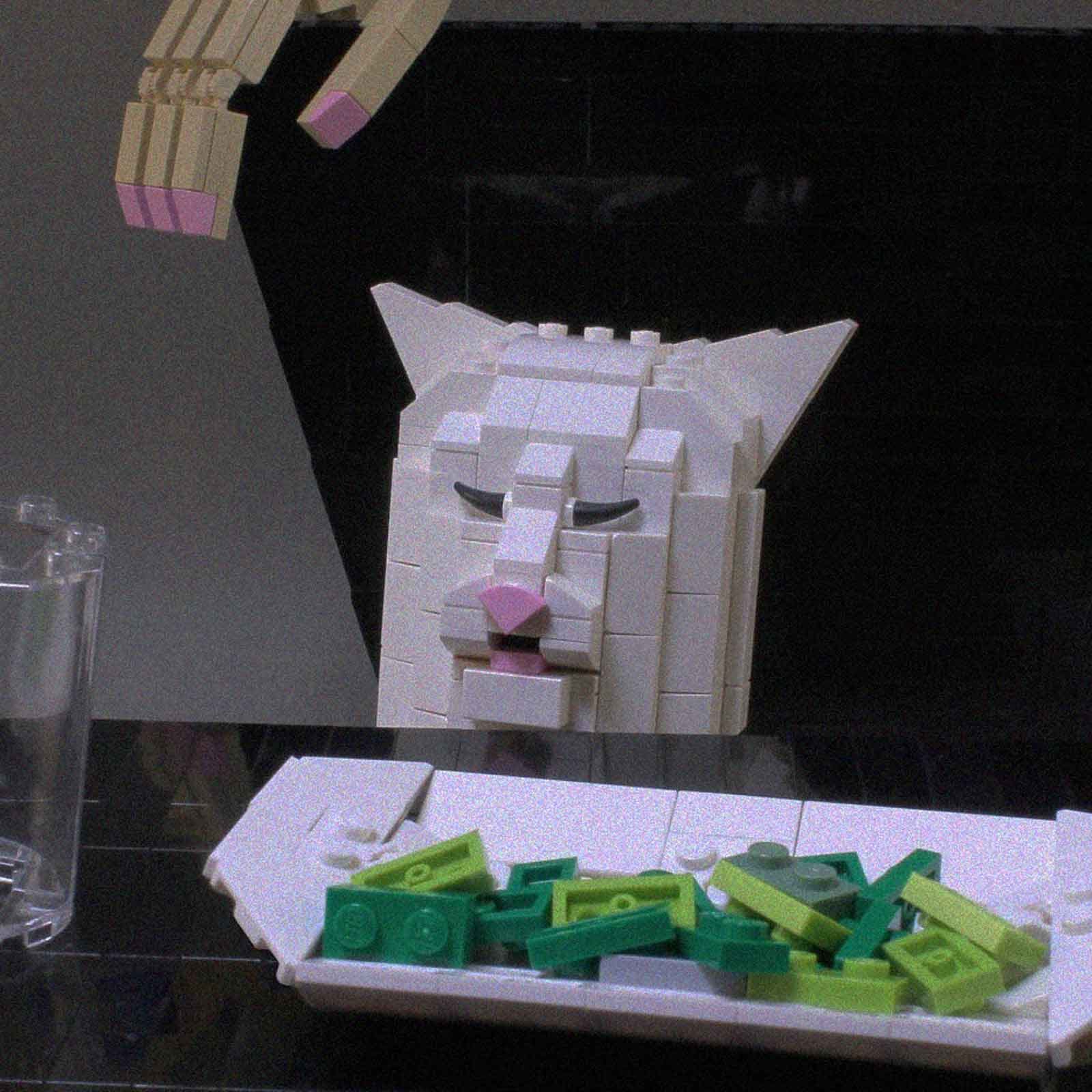 Художник создаёт из LEGO мемные и странные фигуры