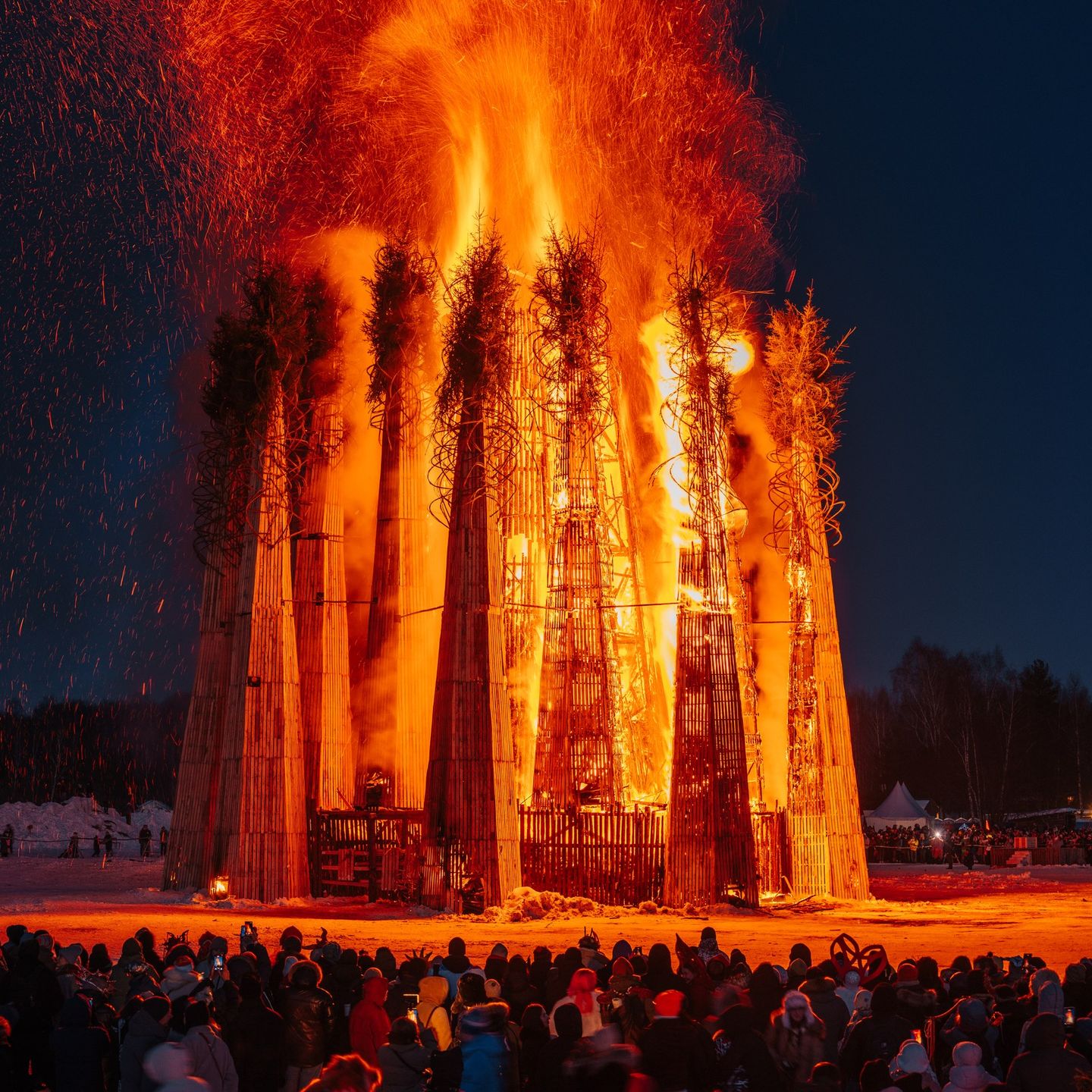 Арт дня. В Никола-Ленивце сожгли сердце на Масленицу