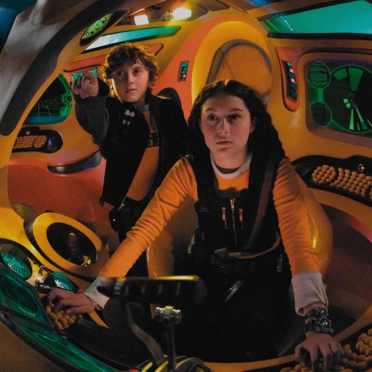 Руки-молоты и ранец-робот: воссоздаём гаджеты из фильма «Дети шпионов» с Даней Крастером