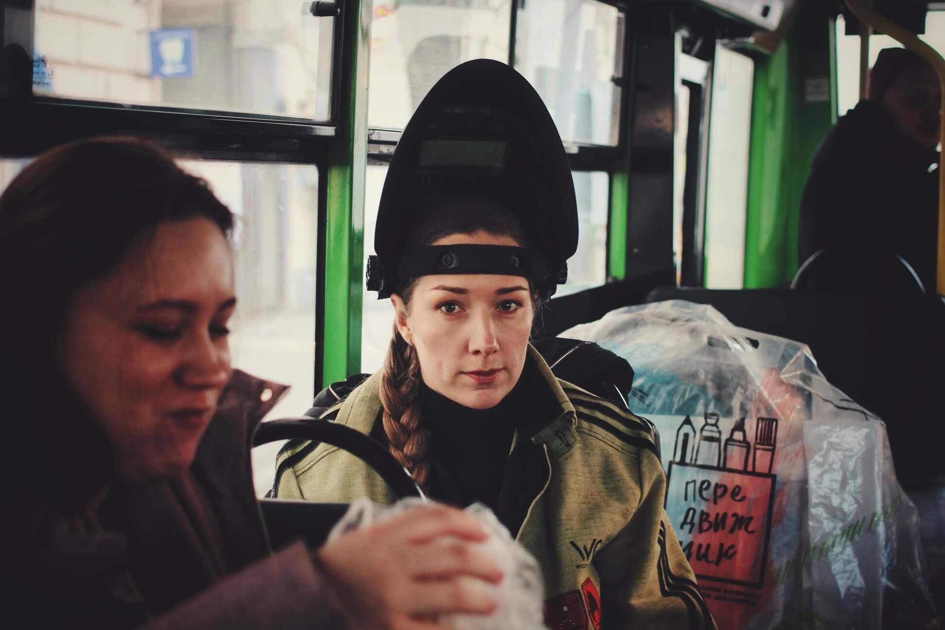 Как осуждение незнакомки привело к обмену судьбами: история мистической встречи в электричке