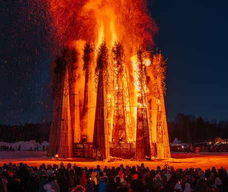 Арт дня. В Никола-Ленивце сожгли сердце на Масленицу