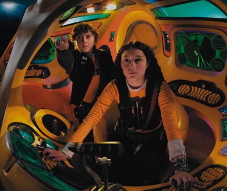 Руки-молоты и ранец-робот: воссоздаём гаджеты из фильма «Дети шпионов» с Даней Крастером