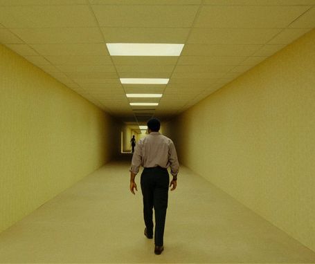 Что такое Закулисье? Разбираемся в феномене Backrooms